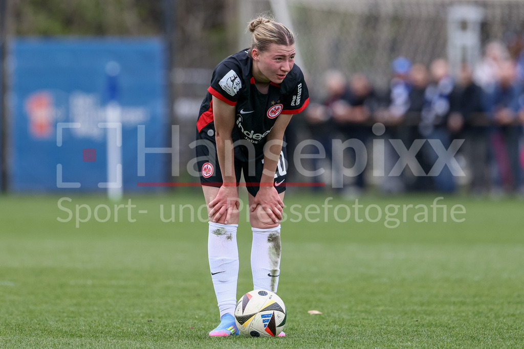 Fussball, 2. Frauen-Bundesliga, Hamburger SV - Eintracht Frankfurt II | v.li.: Tessa Zimmermann (Eintracht Frankfurt II, 20) steht zum Freistoß bereit, Einzelbild, Aktion, Action, Spielszene, DIE DFB-RICHTLINIEN UNTERSAGEN JEGLICHE NUTZUNG VON FOTOS ALS SEQUENZBILDER UND/ODER VIDEOÄHNLICHE FOTOSTRECKEN. DFB REGULATIONS PROHIBIT ANY USE OF PHOTOGRAPHS AS IMAGE SEQUENCES AND/OR QUASI-VIDEO.