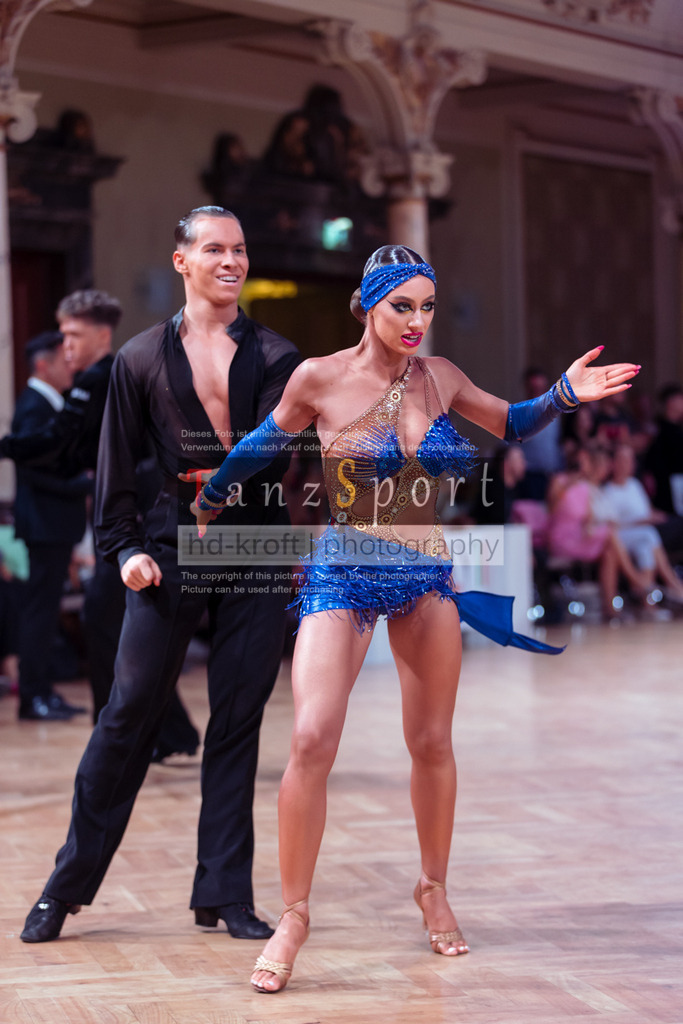 20250705_WDSF_Open_U21_Lat-dC25-5053 | Tanzsportbilder, Standardtanz, Lateintanz, WDSF, DTV, LTVB, dancecomp, goc, hessen tanzt, blaues band der spree, walzer, tango, wiener walzer, slowfox, quickstepp, samba, rumba, cha-cha-cha, paso doble. jive, hd-kroft photography, turniertanzsport