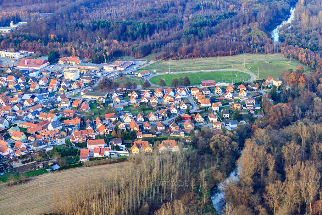 Luftbild: Stade Saint-Étienne - F.C. Seltz und Rue Hollandaise in Seltz im Bundesland Bas-Rhin in Frankreich. – Foto: IMG_22955.jpg vom 21.11.2009 durch Werner Riehm/FLY-FOTO.de – Auflösung des Originals: 4752 x 3168 px