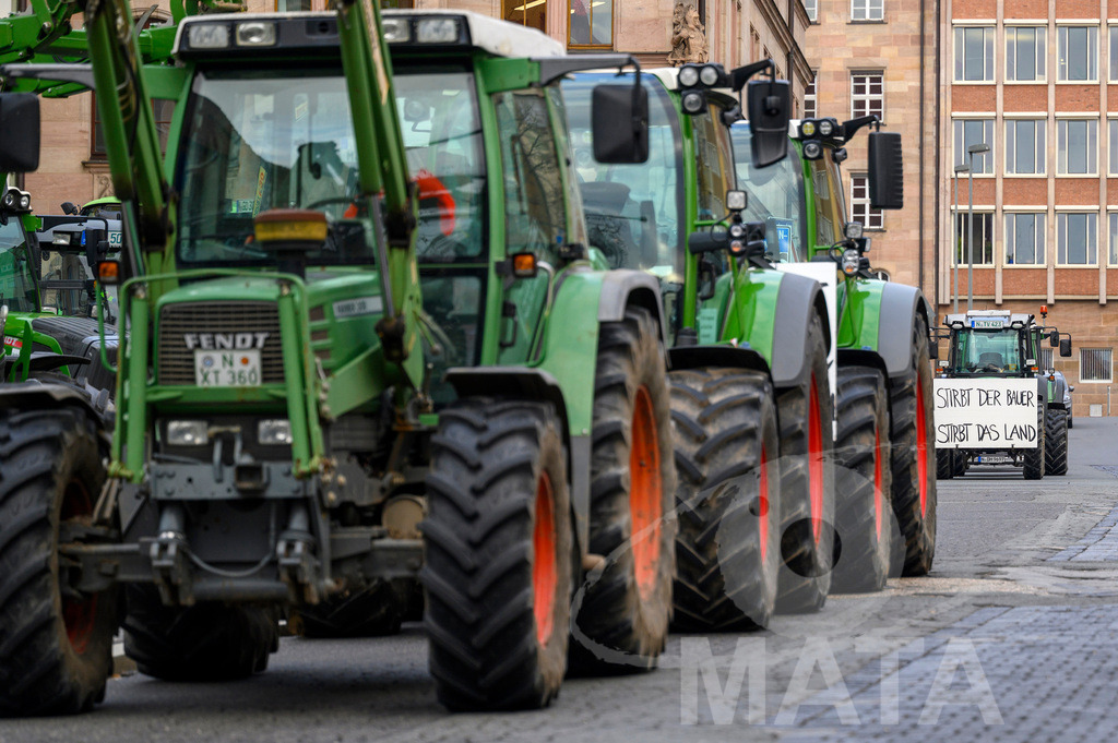 _DWA4279 | Bauerndemo gegen Agrarpolitik der Bundesregierung  auf dem Straße Obstmarkt und Hauptmarkt . Nürnberg, 08.01.2024 - Realisiert mit Pictrs.com