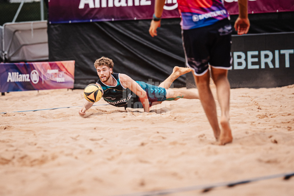 Beachvolleyball | München | Allianz German Beach Tour 2025 | Tourstop München | 03.07.2025 | Luis Henrichs springt zum Ball