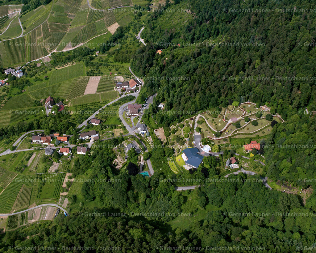 2526050 | BüHL 01.08.2005 Wald- Gebiete und Forstflächen umsäumen das Siedlungsgebiet des Dorfes in Bühl im Bundesland Baden-Württemberg, Deutschland // Village - view on the edge of forested areas in Bühl in the state Baden-Wuerttemberg, Germany Foto: Gerhard Launer