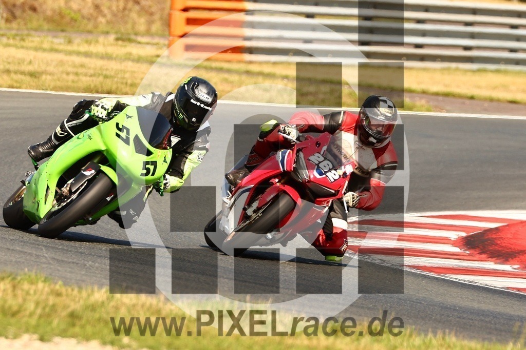 0262-20250719_11421 | Schöne Erinnerungen an spannende Momente - das festzuhalten ist unser Job. PIXELrace.de ist seit 2003 auf den Rennstrecken Europas unterwegs um die Action draußen beim Fahren und die wunderbare Stimmung imm Fahrerlager für euch einzufangen.