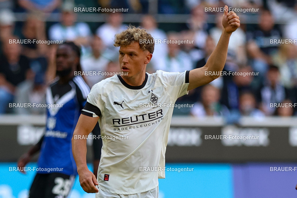 Borussia Mönchengladbach vs Hamburger SV - Bundesliga  | Mönchengladbach, Deutschland, 24.08.25:   Robin Hack (Borussia Mönchengladbach) gestikuliert, Gestik waehrend des Spiels der Bundesliga zwischen Borussia Mönchengladbach vs Hamburger SV im Stadion im Borussia Park(Foto von Brauer-Fotoagentur / Adrian Schlueter)