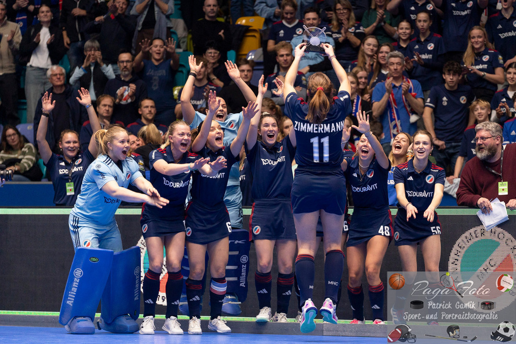 Volvo E.R.B. Final 4 Finale Frauen: Berliner HC - Mannheimer HC, 26.01.2025 | Sonja Zimmermann (Mannheimer HC #11) feiert mit ihrem TEam die Auszeichnung als MVP / zum MVP mit Leonie Weissenberger / Weißenberger (Mannheimer HC #7) &amp; Verena Neumann (Mannheimer HC #19) &amp; Fiona Felber (Mannheimer HC #6) &amp; Charlotte Hendrix (Mannheimer HC #48) &amp; Laura Schubert (Mannheimer HC #56), jubeln, feiern, Berliner HC - Mannheimer HC, Frankfurt, Süwag Arena, 26.1.2025 - Realisiert mit Pictrs.com