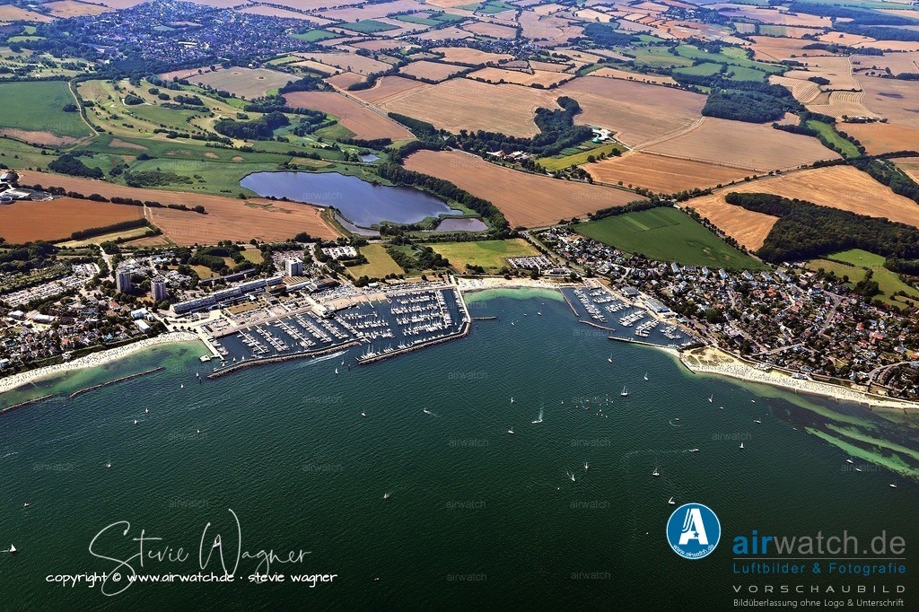 Luftbild Kiel-Schilksee - Olympiazentrum & Hafen | Olympiazentrum & Hafen: Das 1972 für die Segelwettbewerbe der Olympischen Spiele errichtete Zentrum ist das Herzstück des Ortes. Der Olympiahafen verfügt über rund 800 Gastliegeplätze und ist ein lebendiger Treffpunkt für Segler aus aller Welt.