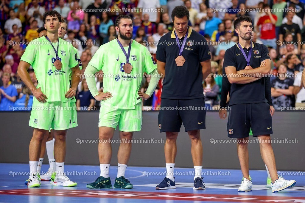 KoeEHF15062501053 | 15.06.2025, Handball, Spiel um Platz 3, TruckScout24 EHF FINAL4, LANXESS arena Köln, HBC Nantes - FC Barcelona: Die Barca Spieler stehen enttäuscht über die Niederlage gegen Nantes auf dem Spielfeld. Javier Rodriguez Moreno (Barca FC Barcelona ESP #99) Luis Diogo Sousa Frade (Barca FC Barcelona ESP #82) Thiagus Petrus Goncalves dos Santos (Barca FC Barcelona ESP #22) 