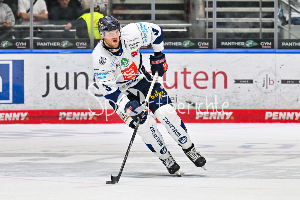 Augsburger Panther - Iserlohn Roosters | am Puck Kyle WOOD (Iserlohn Roosters 3) / Einzelfoto / Freisteller / Penny DEL: Augsburger Panther - Iserlohn Roosters; Curt Frenzel Stadion am 21.09.2025