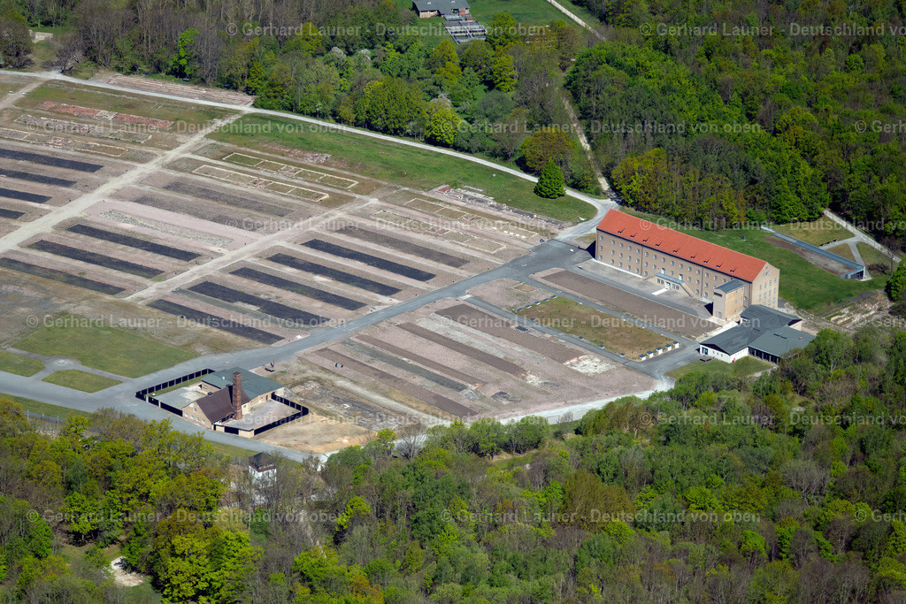 4026762 | BUCHENWALD 07.05.2020 Geschichts- Denkmal Konzentrationslager Buchenwald - Gebäude mit Information, Buchhandlung und Kinosaal an der Gedenkstätte Buchenwald in Buchenwald im Bundesland Thüringen, Deutschland. Weiterführende Informationen bei: Stiftung Gedenkstätten Buchenwald und Mittelbau-Dora. // Tourist attraction of the historic monument Gebaeude mit Information, Buchhandlung und Kinosaal on Gedenkstaette Buchenwald in Buchenwald in the state Thuringia, Germany. Further information at: Stiftung Gedenkstaetten Buchenwald und Mittelbau-Dora. Foto: Gerhard Launer