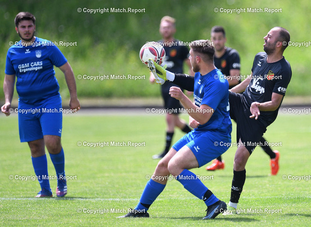 Fussball KreIsliga A2 | Fussball 2021/2022    22.05.2022Kreisliga A2FC Holzhausen II - TuS Ergenzingen IIOzan  Gueler (FC Holzhausen II ,re) gegen Vlad Urian ( TuS Ergenzingen ii , Mitte)FOTO: ULMER PressebildagenturxxNOxMODELxRELEASExx