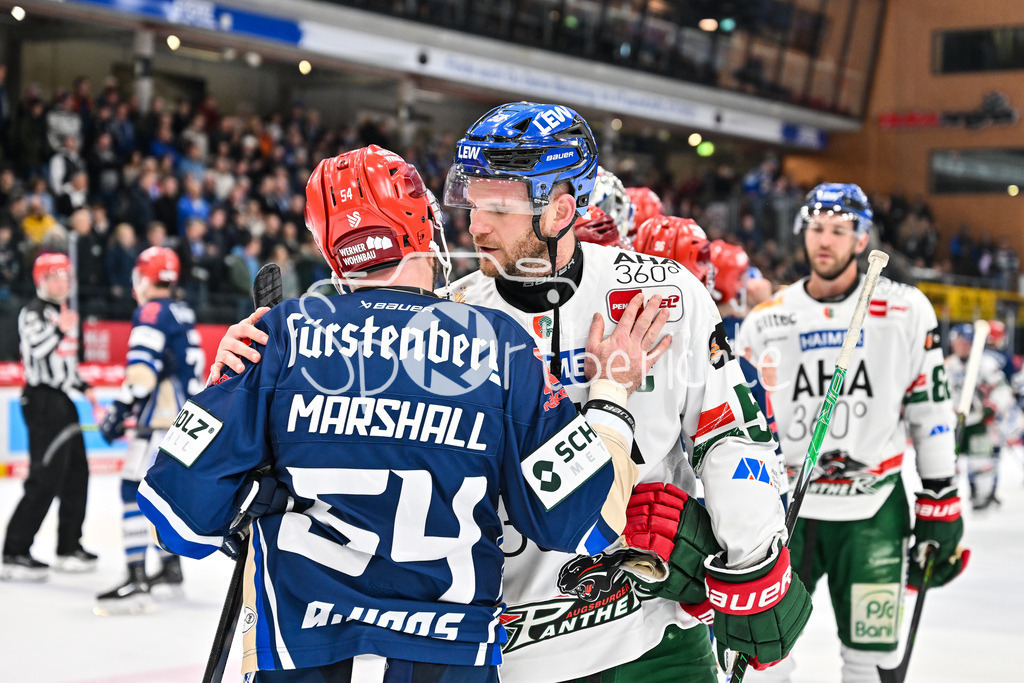 Schwenninger Wild Wings - Augsburger Panther | SCHWENNINGEN, GERMANY - 08. MARCH: im Bild Ben MARSHALL (Schwenninger Wild Wings 54) und Maximilian RENNER (Augsburger Panther 58) beim Shakehands nach dem Match zwischen den Schwenninger Wild Wings und den Augsburger Panthern am 50. Spieltag der Penny DEL in der Helios Arena