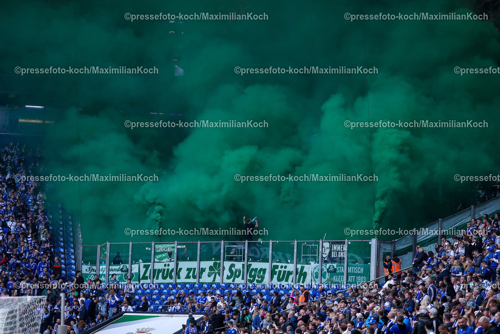 Schalke26102402096 | 26.10.2024, Fußball, FC Schalke 04 - SpVgg Greuther Fürth, 2. Fußball Bundesliga, Veltins-Arena Gelsenkirchen, Saison 2024 2025: Gästeblock Pyroshow Benaglisches feuer Rauchtöpfe Feuerwerkskörper vor dem Spiel ChoreoDFB regulations prohibit any use of photographs as image sequences and or quasi-video.