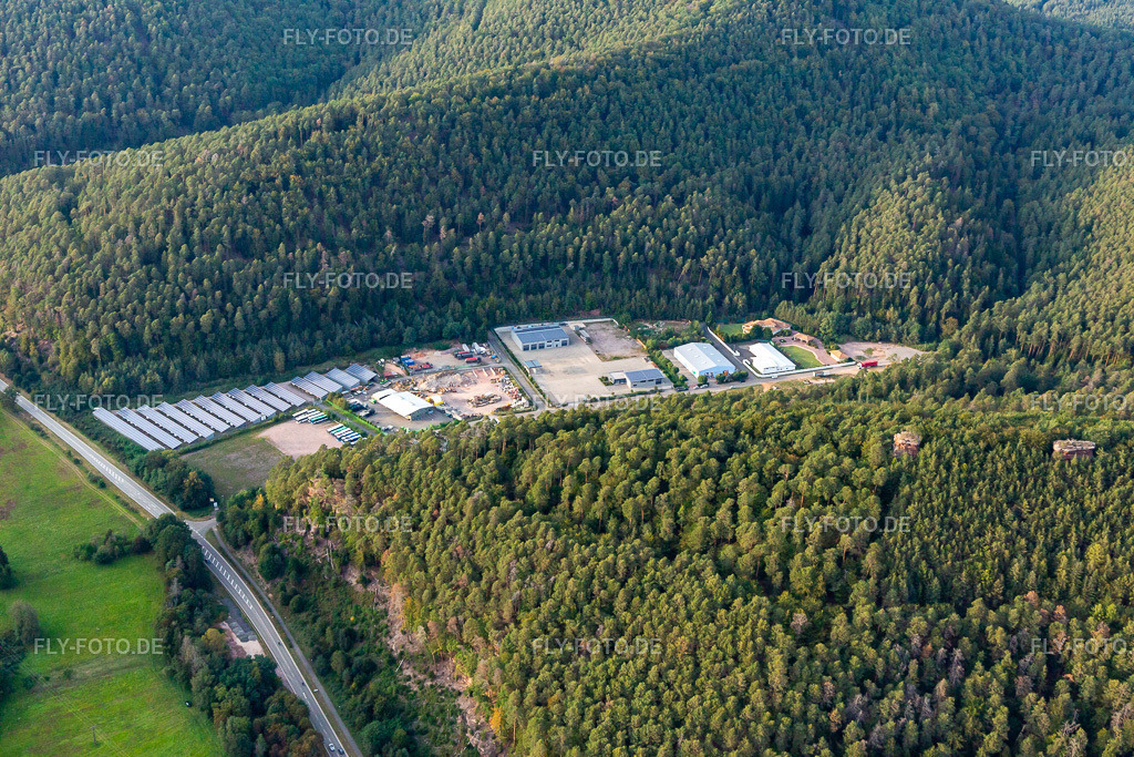 Frank Korbwarenfabrik GmbH & Co. KG und Schwarz Zimmerei und Dachdeckerei GmbH  hinter dem Galgenfelsen http://www.frank-korbwaren.de/ https://schwarz-zimmerei.de/ | Luftbild: Frank Korbwarenfabrik GmbH & Co. KG und Schwarz Zimmerei und Dachdeckerei GmbH  hinter dem Galgenfelsen http://www.frank-korbwaren.de/ https://schwarz-zimmerei.de/ in Dahn im Bundesland Rheinland-Pfalz in Deutschland. Foto: IMG_139046.jpg vom 30.09.2023 durch ©2025 Werner Riehm fly-foto.de/copyright - Realisiert mit Pictrs.com