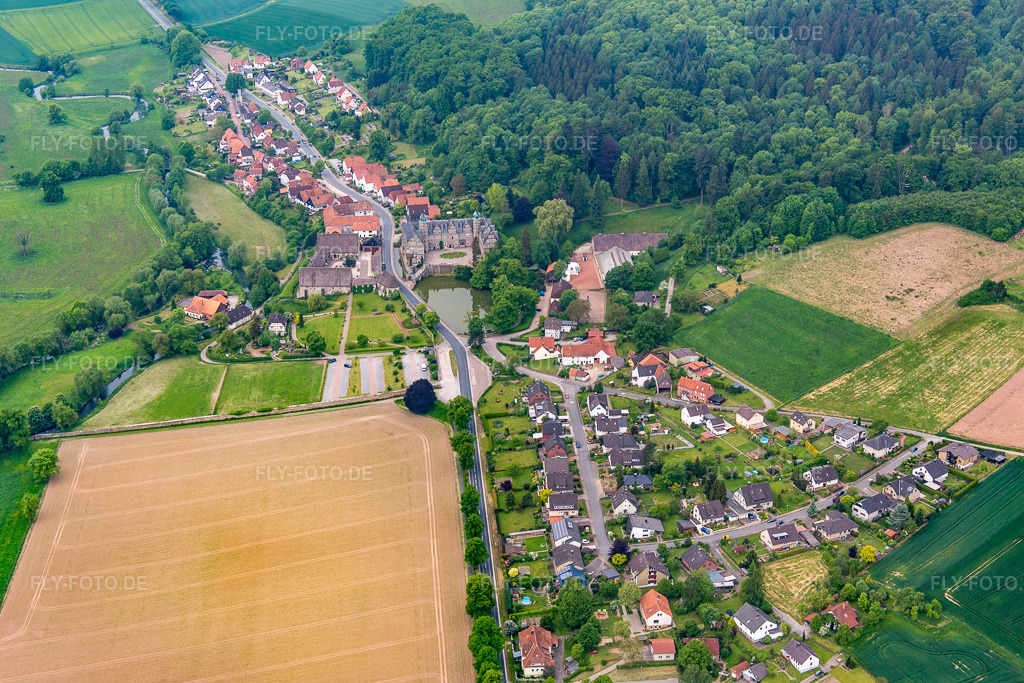 Luftbild: Schloss Hämelschenburg im Ortsteil Hämelschenburg in Emmerthal im Bundesland Niedersachsen in Deutschland. Foto: IMG_079457.jpg vom 24.05.2015 durch Werner Riehm/FLY-FOTO.deSchloss Hämelschenburg - Schloss und Rittergut