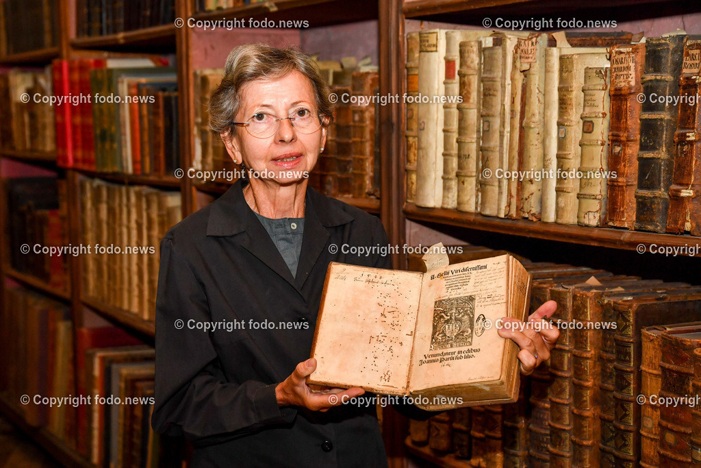 Stift Lambach_ Bibliothek_ 25.08.2022-7 | 25.08.2022, Lambach, AUT, Stift Lambach, Bibliothek, im Bild Christine Maria Grafinger (Bibliothekarin und Historikerin)