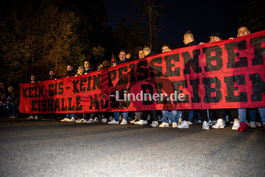 Demo für den Erhalt der Eishalle Peißenberg | Demo für den Erhalt der Eishalle Peißenberg, Demo für den Erhalt der Eishalle Peißenberg, 20241030,,2024-10-30 in Peißenberg (Moosleitenparkplatz)Copyright: WolfgangxLindner