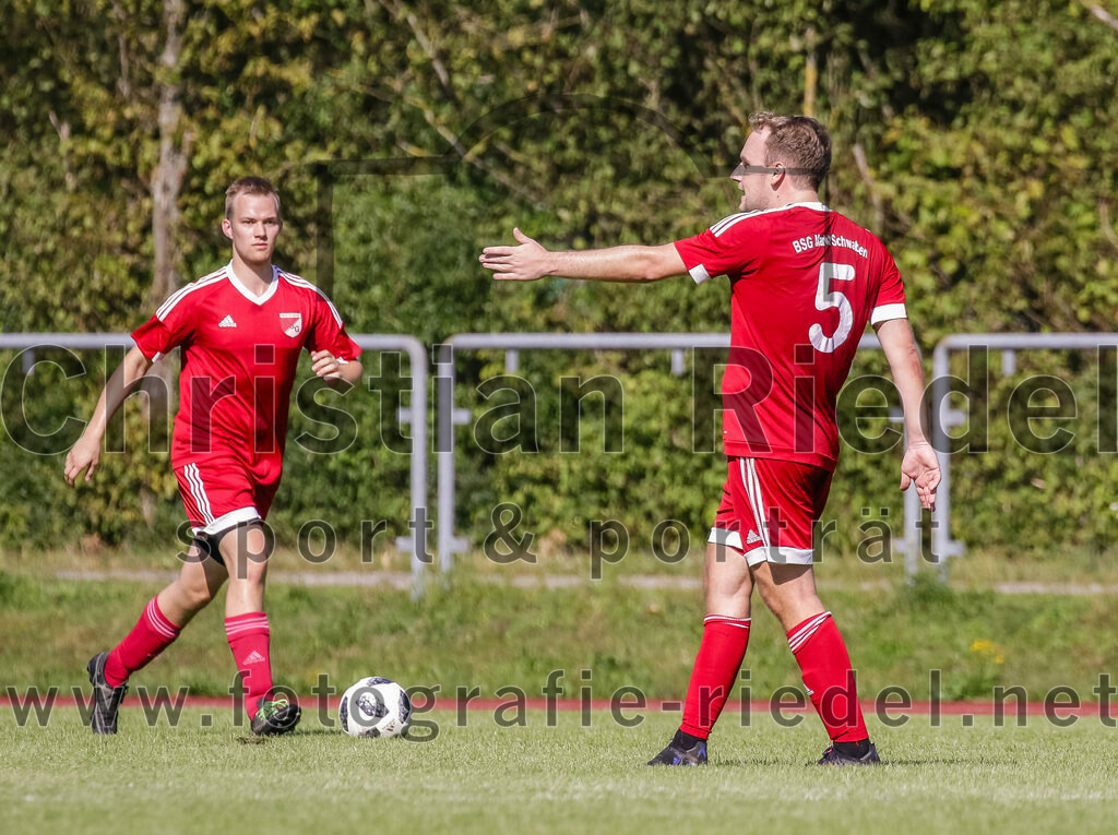 2023-08-19_032_SG_Markt_Schwaben_II_gegen_TSV_Ottobrunn_III | Markt Schwaben, Deutschland, 19.08.2023:
Fußball, C-Klasse 2023 / 2024, 1. Spieltag, (SG) Markt Schwaben II gegen TSV Ottobrunn III, Endergebnis: 0:4

Sebastian Hilger (SG Markt Schwaben, #15), Michael Fischer (SG Markt Schwaben, #5)

Foto: Christian Riedel / fotografie-riedel.net