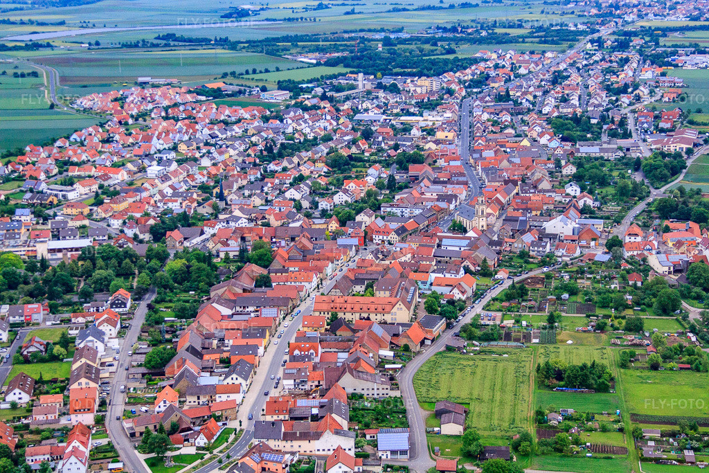 Luftbild: Ortsübersicht von Süden in Bergrheinfeld im Bundesland Bayern in Deutschland. Foto: IMG_66155.jpg vom 30.05.2014 durch Werner Riehm/FLY-FOTO.de – Auflösung des Originals: 4752 x 3168 px