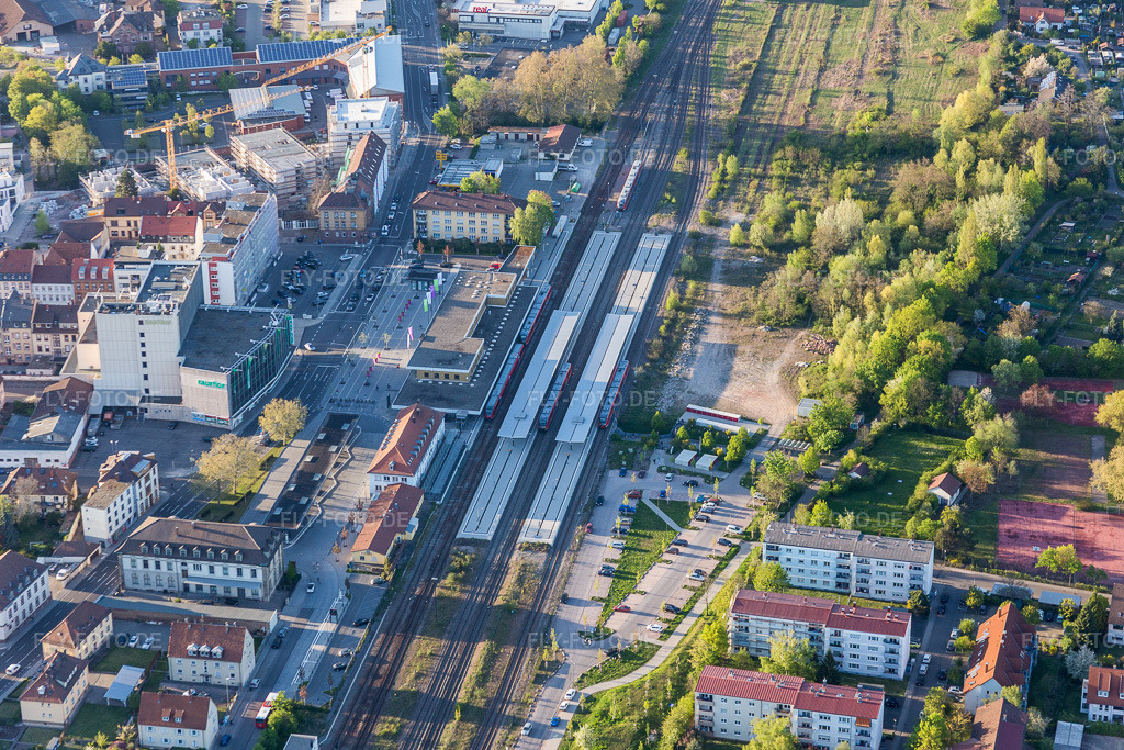 Luftbild: Gleisverlauf und Hauptbahnhofes der Deutschen Bahn in Landau in der Pfalz im Bundesland Rheinland-Pfalz in Deutschland. Foto: IMG_077443.jpg vom 21.04.2015 durch Werner Riehm/FLY-FOTO.de