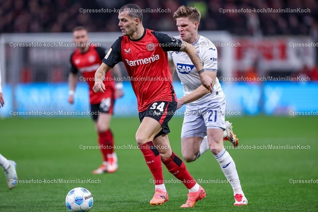 Lev02022502169 | 02.02.2025, Fußball, Bayer 04 Leverkusen - TSG 1899 Hoffenheim, 1. Fußball Bundesliga, 20. Spieltag, BayArena, Saison 2024 2025: Granit Xhaka (Bayer04 Leverkusen #34) im Zweikampf gegen Marius Bülter (Hoffenheim #21)DFB regulations prohibit any use of photographs as image sequences and or quasi-video.