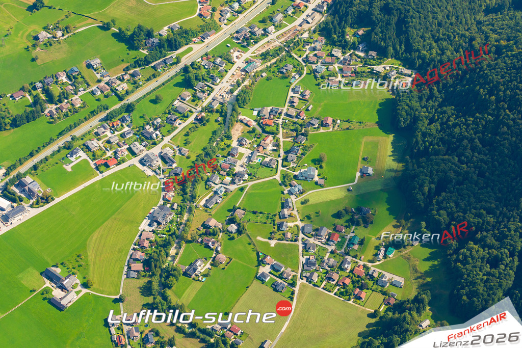 Luftaufnahme der Stadt Strobl - Die Luftaufnahme wurde 2025 vom UL-Flugzeug heraus erstellt ( keine Drohne ) - Hochauflösende Luftaufnahme - für professionelle Ausdrucke geeignet. Die Geschenkidee !Mit Lizenz und Bildrechte bestellbar