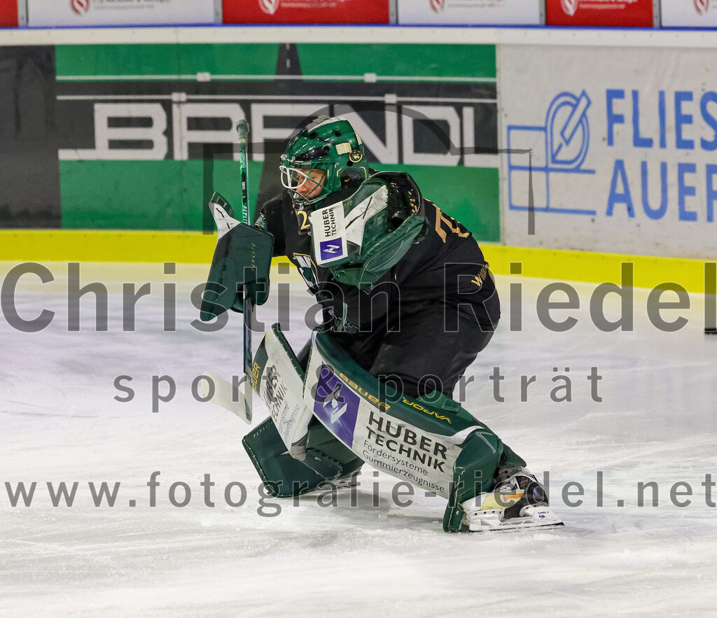 2025-12-28_009_TSV_Erding_gegen_onesto_Tigers_Bayreuth | Erding, Deutschland, 28.12.2025:Eishockey, Oberliga Süd 2025 / 2026, 31. Spieltag, TSV Erding gegen onesto Tigers Bayreuth, Endergebnis: 6:5 n.V.Torwart David Zabolotny (Erding Gladiators, #72)Foto: Christian Riedel / fotografie-riedel.net