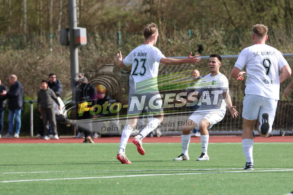 SC Bünde - TuS Ahmsen | Auf dem Bild zu sehen: weiß SC Bünde v.l.: Jordan Dusinovic, Christian Selmke, Lukas Henning  SC Bünde, TuS Ahmsen, Saison 25/26, Bezirksliga, Deutschland - Realisiert mit Pictrs.com