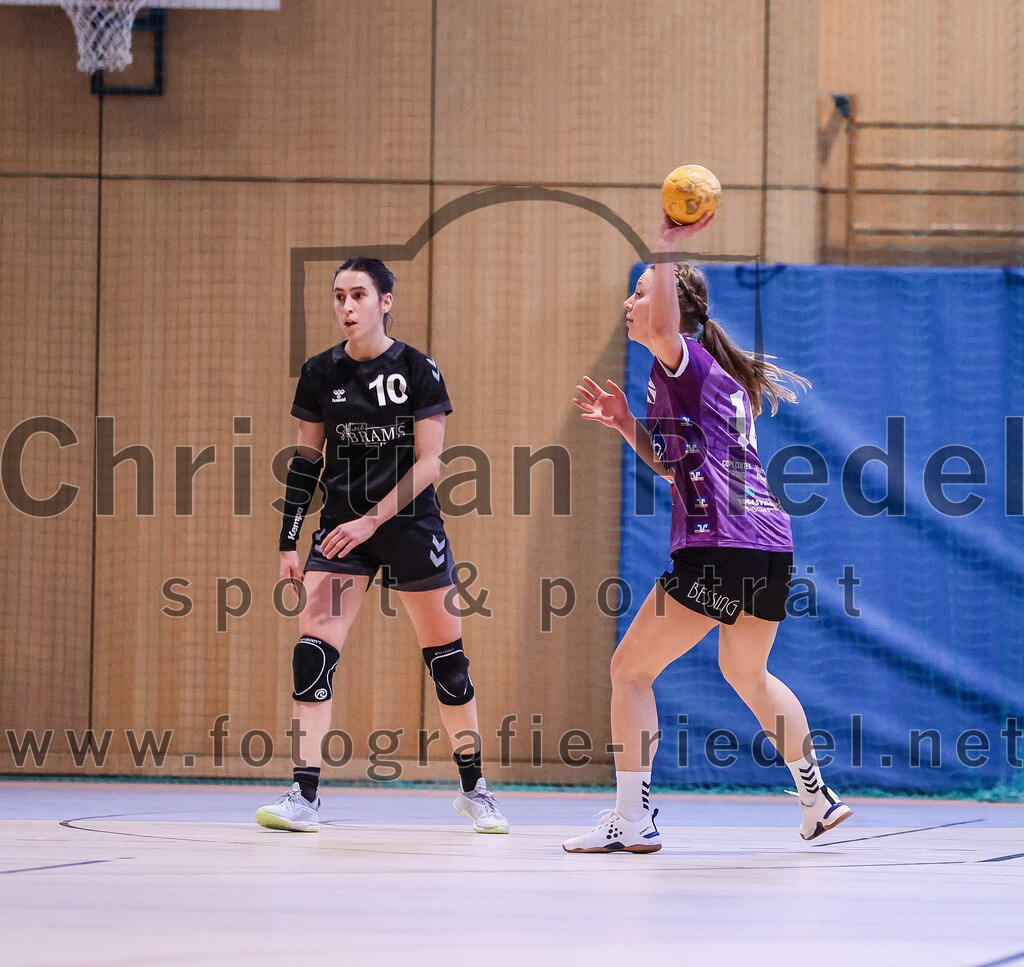 2024-12-14_127_SpVgg_Altenerding_gegen_SVA_Palzing | Erding, Deutschland, 14.12.2024:Handball, Bezirksoberliga Frauen Altbayern 2024 / 2024, 9. Spieltag, SpVgg Altenerding gegen SVA Palzing, Endergebnis: 20:30Veronika Wöhrl (SVA Palzing, #10), Sophie Lößl (SpVgg Altenerding, #14)Foto: Christian Riedel / fotografie-riedel.net