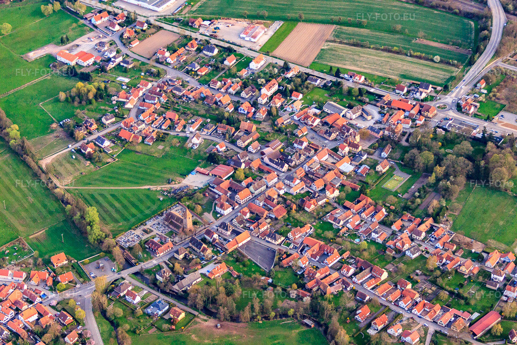 Vue aérienne: Rue des Étoiles Altenstadt depuis le nord à le quartier Altenstadt in Wissembourg dans le département Bas Rhin, France – .Photo: IMG_56573.jpg prise le 17/04/2013 par Werner Riehm/FLY-FOTO.eu – Résolution de l'original: 4752 x 3168 px