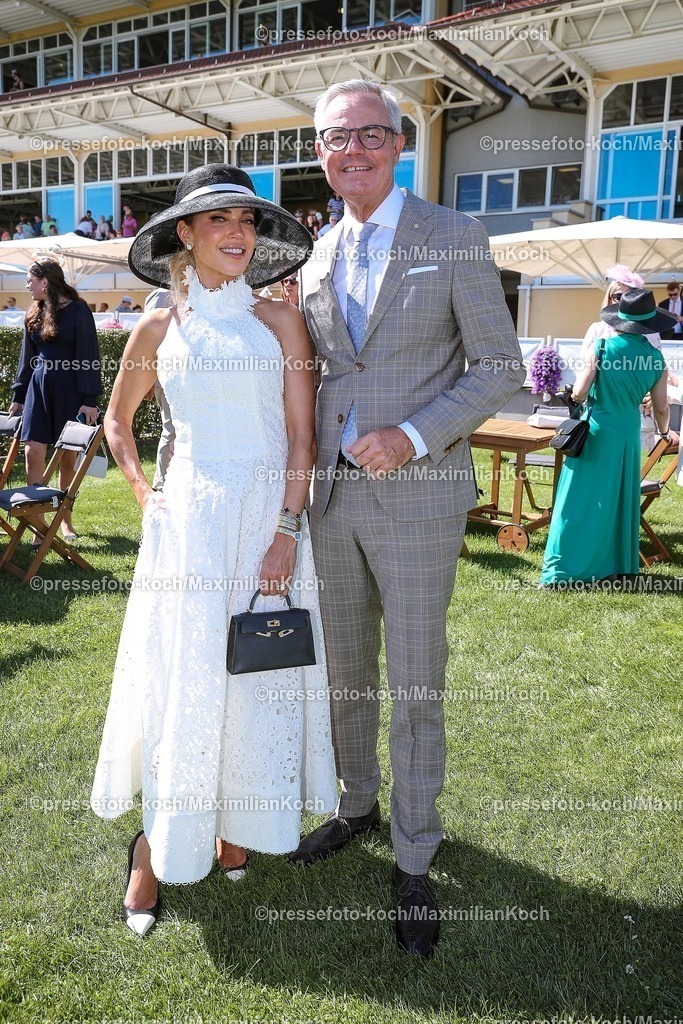 BBmx31082501043 | 2025.08.31, Promis beim Renntag auf der Galopprennbahn Baden-Baden in Iffezheim. Die Gäste genießen die elegante Atmosphäre beim Pferderennen. Sylvie Meis (Model und Markenbotschafterin des Casino Baden-Baden) zusammen mit Tobias Wald (Geschäftsführer Casino Baden-Baden, CEO Baden-Württembergische Spielbanken GmbH & Co KG) 