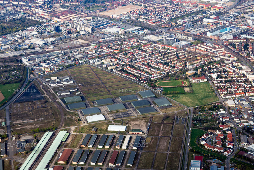 Am Aubuckel | Luftbild: Am Aubuckel im Ortsteil Käfertal in Mannheim im Bundesland Baden-Württemberg in Deutschland. Foto: IMG_077006.jpg vom 12.04.2015 durch Werner Riehm/FLY-FOTO.de - Realisiert mit Pictrs.com