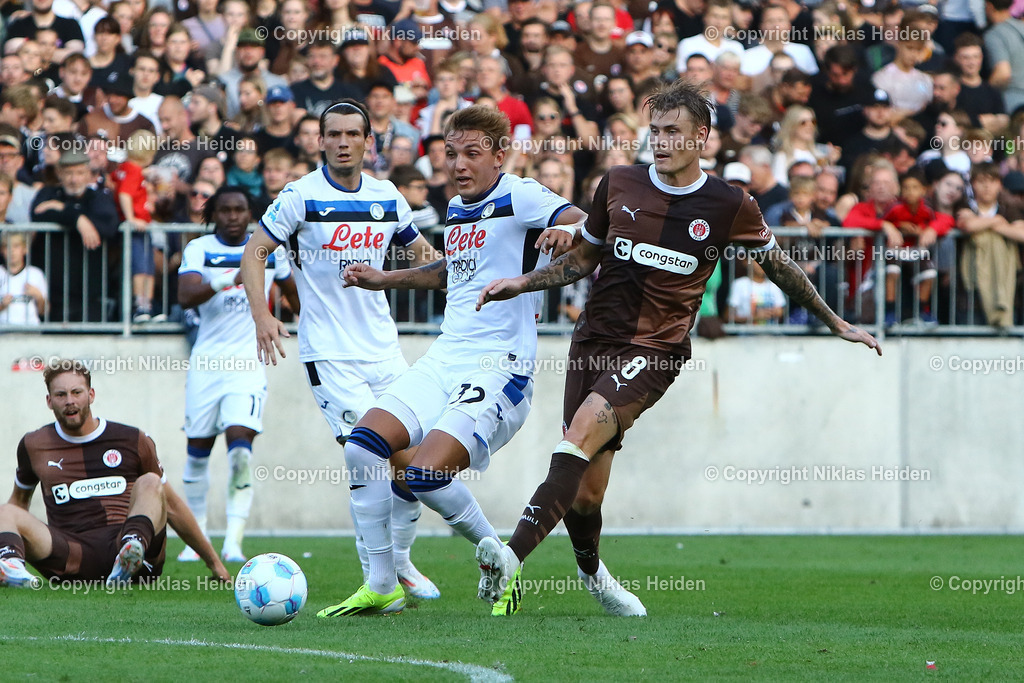 NH_FCStPauli_AtalantaBergamo_Testspiel_09082024 | #8 Eric Smith (FC St. Pauli), #32 Mateo Retegui (Atalanta Bergamo)Fußball I Herren I Testspiel I Saison 2024-2025 I FC St. Pauli - Atalanta Bergamo I 09.08.2024 I Millerntorstadion