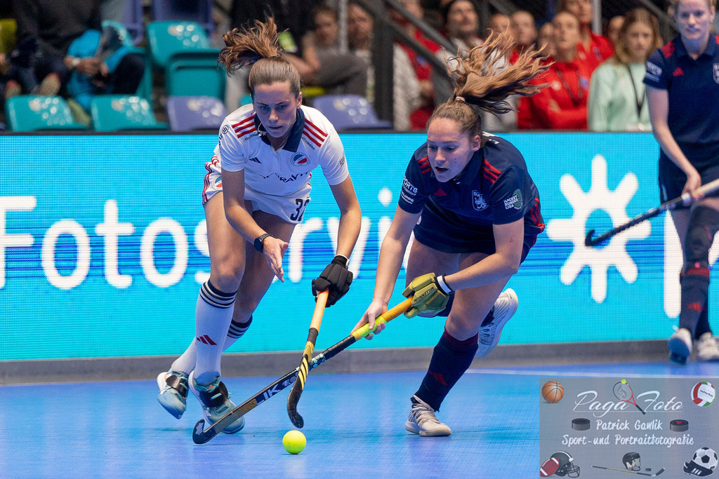 Volvo E.R.B. Final 4 Halbfinale Frauen: Mannheimer HC - Düsseldorfer HC, 25.01.2025 | Carolin Seidel (Mannheimer HC #32) & Pia Lhotak (Düsseldorfer HC #5) im Kampf um den Ball, Mannheimer HC - Düsseldorfer HC, Frankfurt, Süwag Arena, 25.1.2025 - Realisiert mit Pictrs.com