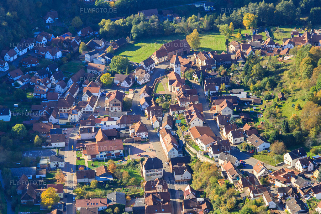 Luftbild: Dorfzentrum mit Kirche St. Peter und Paul in Bundenthal im Bundesland Rheinland-Pfalz in Deutschland. Foto: IMG_103896.jpg vom 14.10.2017 durch Werner Riehm/FLY-FOTO.deBundenthal: Die Katholische Pfarrei Heiliger Petrus im Dahner Felsenland