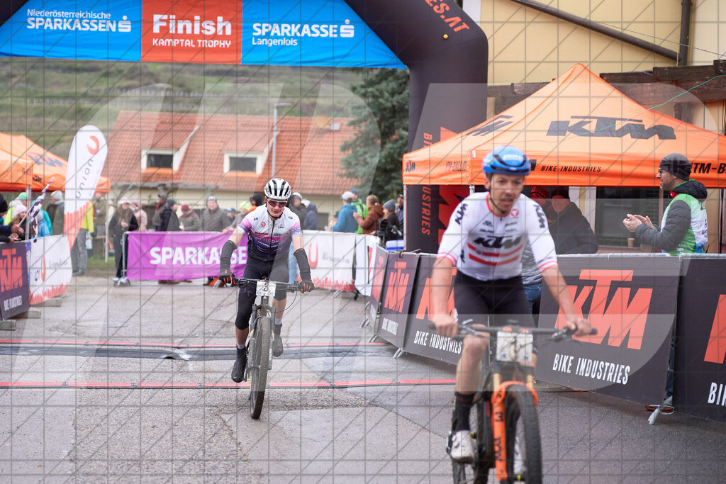 34. KTM Kamptal Trophy 1, FOIDL Maximilian (AUT), Men Elite, KTM FACTORY MTB TEAM bei der knappen Zielankunft vor 3, BAIR Mario (AUT), Cabtech racing team | ZÖBING, Österreich – 2026-03-29: 34. KTM Kamptal Trophy1, FOIDL Maximilian (AUT), Men Elite, KTM FACTORY MTB TEAM bei der knappen Zielankunft vor 3, BAIR Mario (AUT), Cabtech racing teamFoto: © 2026 Martin Bihounek - MB Creative e.U.