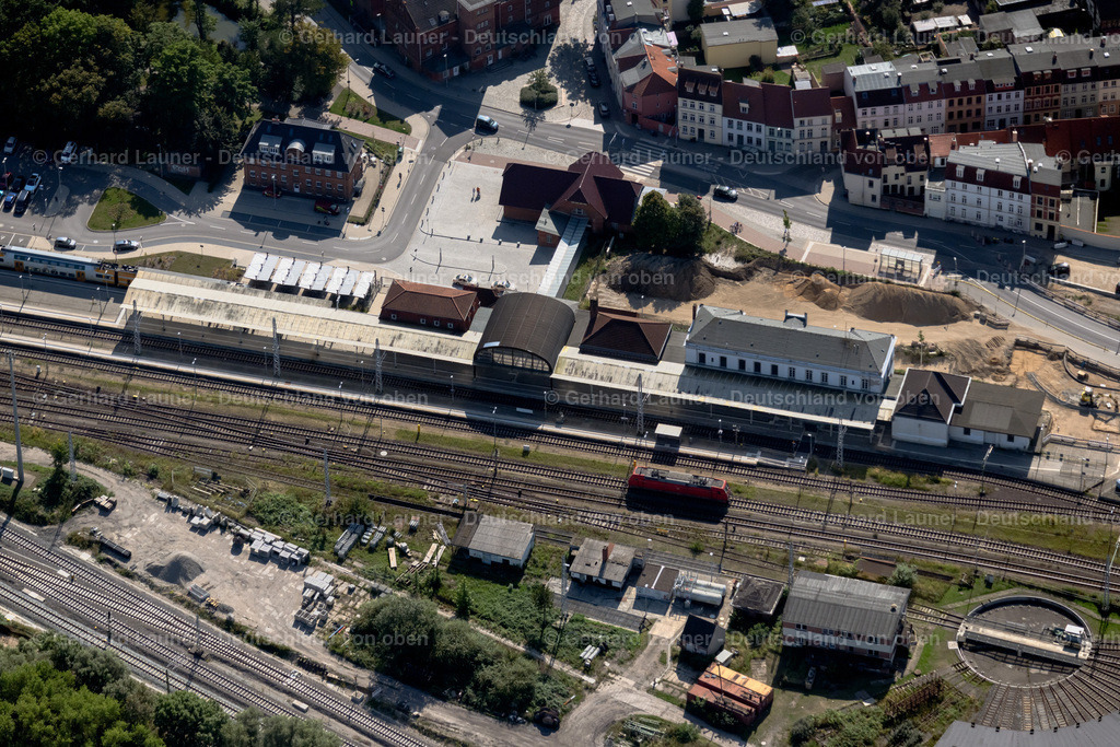 4062223 | WISMAR 08.09.2021 Gleisverlauf und Gebäude des Hauptbahnhofes der Deutschen Bahn an der Poeler Straße in Wismar im Bundesland Mecklenburg-Vorpommern, Deutschland. Weiterführende Informationen bei: Deutsche Bahn AG,  Hansestadt Wismar. // Track progress and building of the main station of the railway on street Poeler Strasse in Wismar in the state Mecklenburg - Western Pomerania, Germany. Further information at: Deutsche Bahn AG,  Hansestadt Wismar. Foto: Gerhard Launer