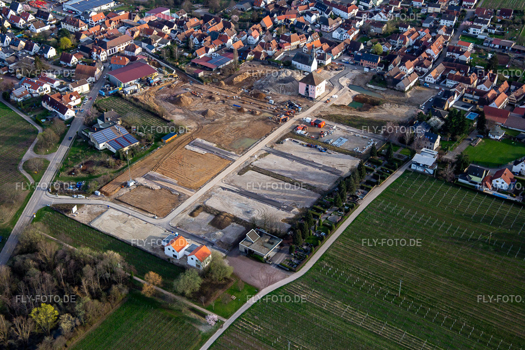 Neubaugebiet am ehemaligen Böchinger Schloss und Friedhof Böchingen | Luftbild: Neubaugebiet am ehemaligen Böchinger Schloss und Friedhof Böchingen in Böchingen im Bundesland Rheinland-Pfalz in Deutschland. Foto: IMG_140044.jpg vom 14.03.2024 durch ©2025 Werner Riehm fly-foto.de/copyright - Realisiert mit Pictrs.com