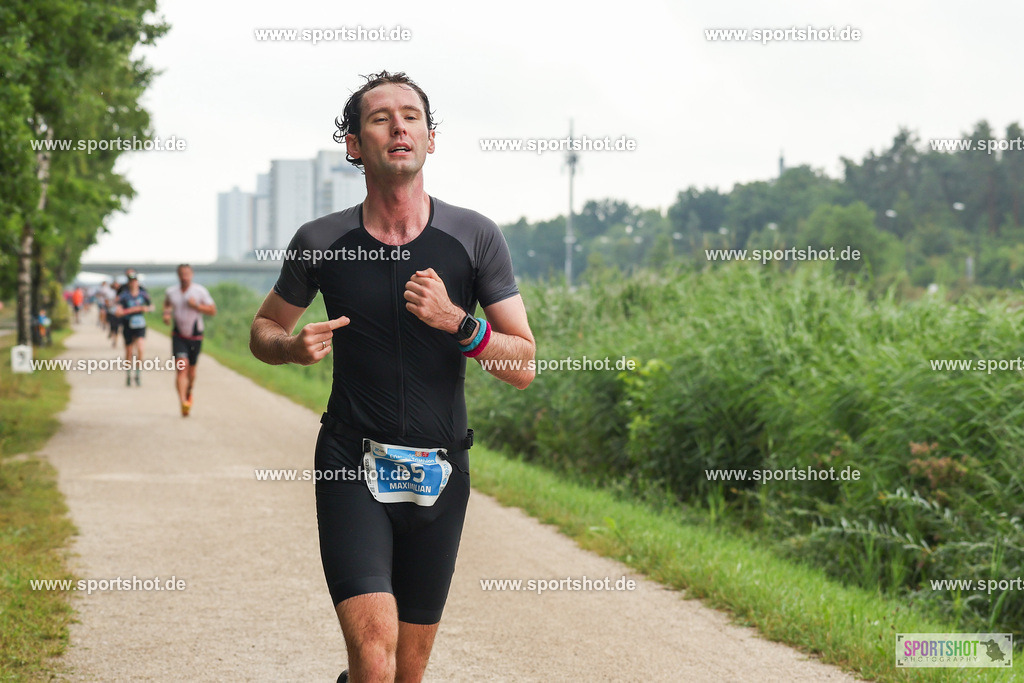 LUR_1790 | 34. M-net Erlanger Triathlon 2025 #erlangertriathlon  #mnettriathlon2025 #mnettriathlon #team #olympischedistanz #mitteldistanz #triathlon #maindonaukanal  #erlangertriathlon2025 #yourpictrs #tv1848 #tv1848erlangen  #triathlonbayern #sportinerlangen #demsportverbunden #sportshot_your_pictrs Copyright: www.sportshot.de