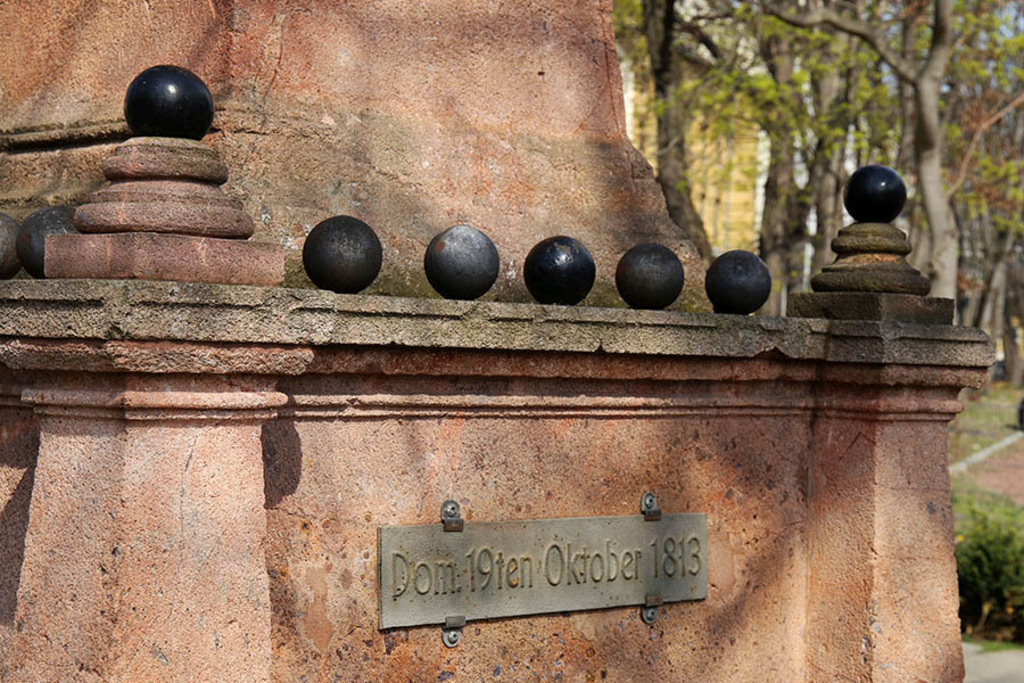 Foto: Leipzig - Kugeldenkmal - Kanonenkugeln der Völkerschlacht bei Leipzig | Das Team hinter BILDLEXIKON LEIPZIG bündelt historische wie aktuelle Informationen über die Stadt Leipzig in Text und Bild auf einer Plattform und stellt diese der interessierten Öffentlichkeit zur Verfügung.