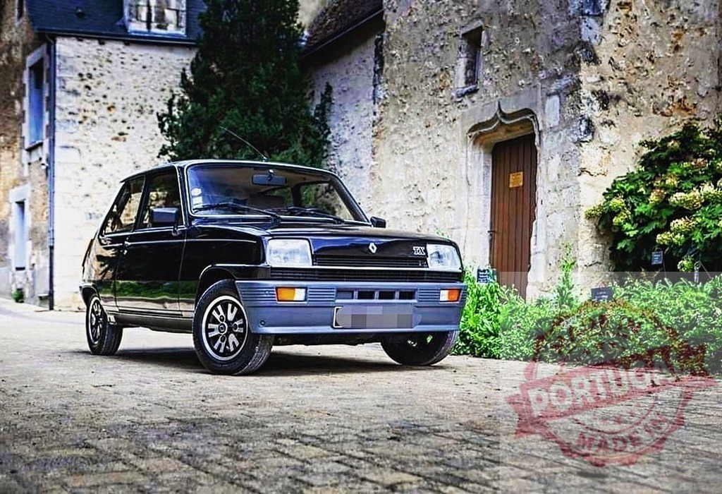 Black Renault 5 vintage car parked in France | Black Renault 5 parked on a cobblestone street in front of an old stone building - Realisiert mit Pictrs.com