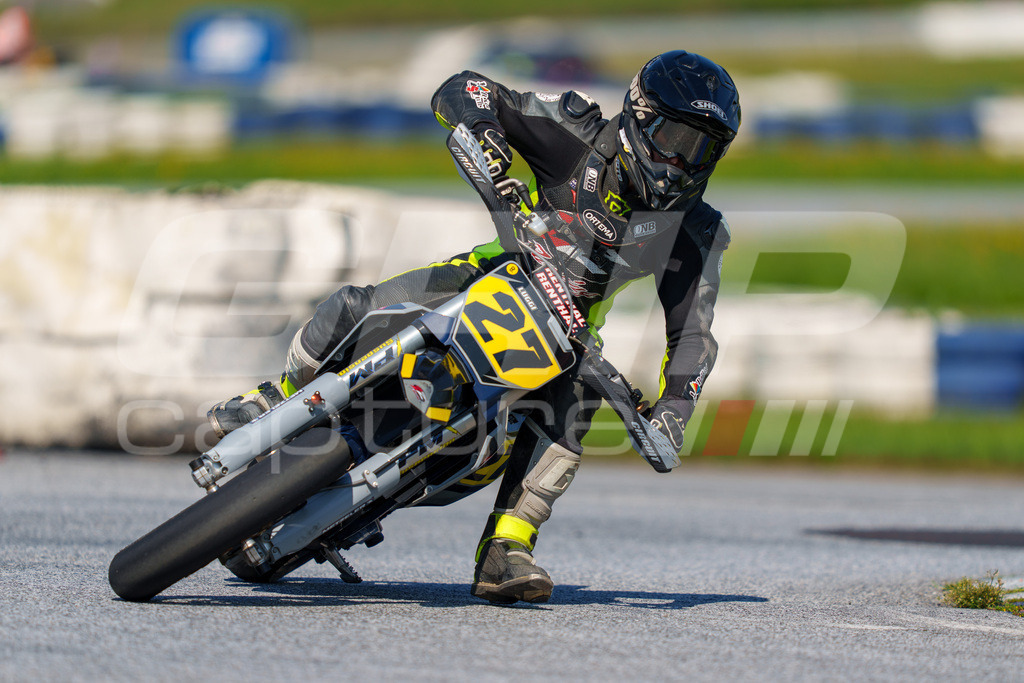 SuperMoto_Staatsmeisterschaft_Greinbach_260 | GRIPcapture steht für authentische Sportfotografie in Österreich – für Momente, die mehr sind als Geschwindigkeit oder Ergebnis. Es geht um Emotion, Spannung, Fokus und den Augenblick, der oft nur einen Wimpernschlag dauert.Ob Motorsport, Teamsport oder 