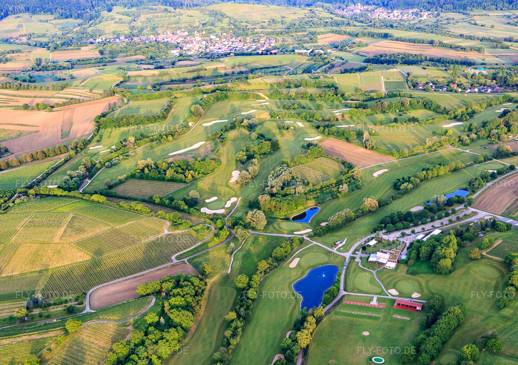 Luftbild: Europa-Park Golfclub Breisgau mit Rebland das Restaurant im Ortsteil Tutschfelden in Herbolzheim im Bundesland Baden-Württemberg in Deutschland.Foto: IMG_147475.jpg vom 29.05.2025 durch Werner Riehm/FLY-FOTO.deGolfclub Breisgau - Europa-Park Golfclub Breisgau e.VWWW.REBLAND-DAS-RESTAURANT.DE