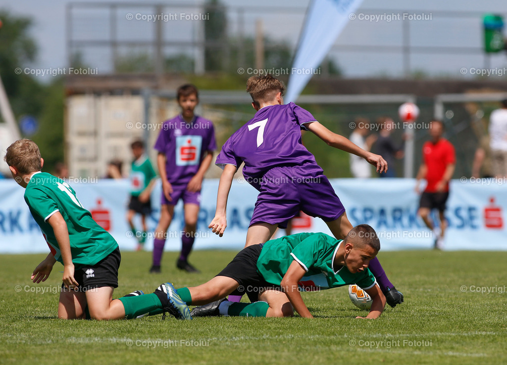 A_LUI_010622_45 | SPORT,FUSSBALL,SPARKASSE SCHUELERLIGA LANDESFINALE 2022 PETTENBACH 01.06.2022 IM BILD: (LINZ VIOLETT) UND (RIED GRUEN) FOTO.FOTOLUI