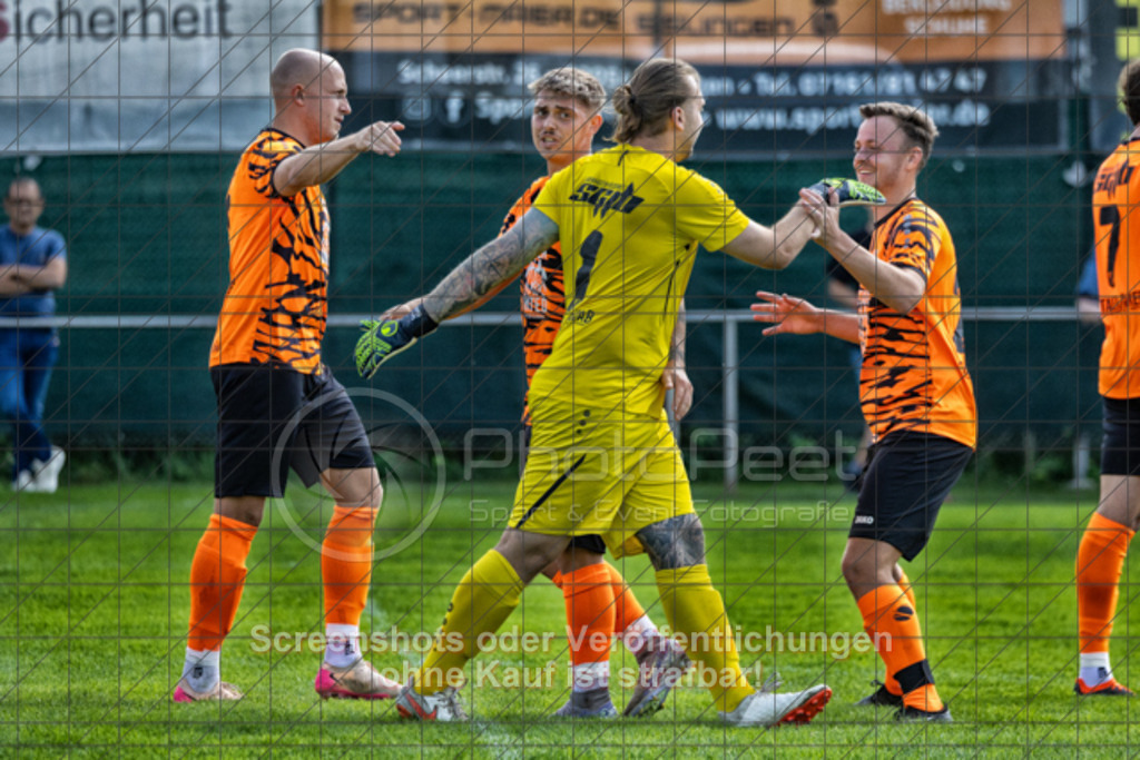 20250824_154414_0546-Bearbeitet | #,KSG Eislingen (grün) vs. SGM Jebenhausen-Bezgenriet (orange), Fussball, Kreisliga A3 - Bezirk Neckar/Fils, 01. Spieltag, Saison 2025/2026, Rasensportplatz, Albstraße 69, 73054 Eislingen, 24.08.2025 - 15:00 Uhr,Foto: PhotoPeet-Sportfotografie/Peter Harich