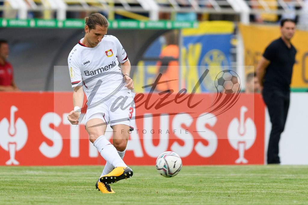 LLELEV20210807_060 | Fussball, Herren: Panagiotis Retsos (Bayer 04 Leverkusen) in Aktion, am Ball, Einzelaktion beim Spiel der 1. Runde im DFB-Pokal zwischen 1. FC Lokomotive Leipzig und Bayer 04 Leverkusen im Bruno-Plache-Stadion am 07.08.2021 in Leipzig, Deutschland.DFB / DFL REGULATIONS PROHIBIT ANY USE OF PHOTOGRAPHS AS IMAGE SEQUENCES AND/OR QUASI-VIDEO. - Realisiert mit Pictrs.com