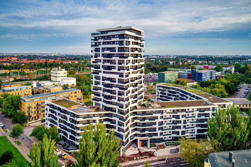 Magdeburg Luisenturm Neubau Hochhaus MWG Luftbild -0012 | Diese Luftaufnahme zeigt das markante Hochhaus „Luisenturm“ der MWG und präsentiert eines der prägnantesten Wohngebäude Magdeburgs aus einer außergewöhnlichen Perspektive. Die moderne Architektur und die dominante Höhe des Gebäudes machen den Luisenturm zu einem weithin sichtbaren Orientierungspunkt im Stadtbild. Aus der Luft wird deutlich, wie sich das Hochhaus harmonisch in die umgebende Bebauung einfügt und zugleich einen markanten architektonischen Akzent setzt.Dieses Motiv steht beispielhaft für die zahlreichen Architektur-Highlights, die für Ihren individuell gestalteten Luftbildkalender zur Verfügung stehen. Ob moderne Wohngebäude, repräsentative Unternehmenssitze, denkmalgeschützte Bauwerke oder außergewöhnliche Architektur – Sie entscheiden selbst, welche Motive Ihren Kalender prägen sollen. Die gezeigten Luftaufnahmen dienen als Inspiration und können jederzeit durch andere Motive aus dem umfangreichen Luftbildarchiv ersetzt oder ergänzt werden.So entsteht ein hochwertiger Firmenkalender mit persönlichem und regionalem Bezug. Sie wählen Ihre Wunschmotive aus, ich übernehme die professionelle Gestaltung und Umsetzung. Die individuelle Motivauswahl gehört selbstverständlich zum Service und ermöglicht einen Kalender, der die architektonische Vielfalt Magdeburgs genau nach Ihren Vorstellungen präsentiert. - Realisiert mit Pictrs.com