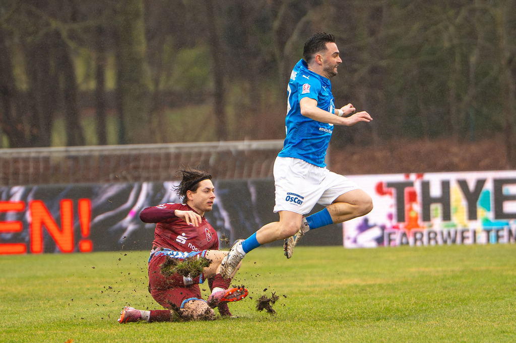 Fußball I Herren I Saison 2025-2026 I Regionalliga Nord I 23. Spieltag I TuS Blau-Weiß Lohne - SC Weiche Flensburg 08 I 0121 | Rilind Neziri (23, TuS BW Lohne) gegen Ole Wagner (21, SC Weiche Flensburg 08) - Realisiert mit Pictrs.com