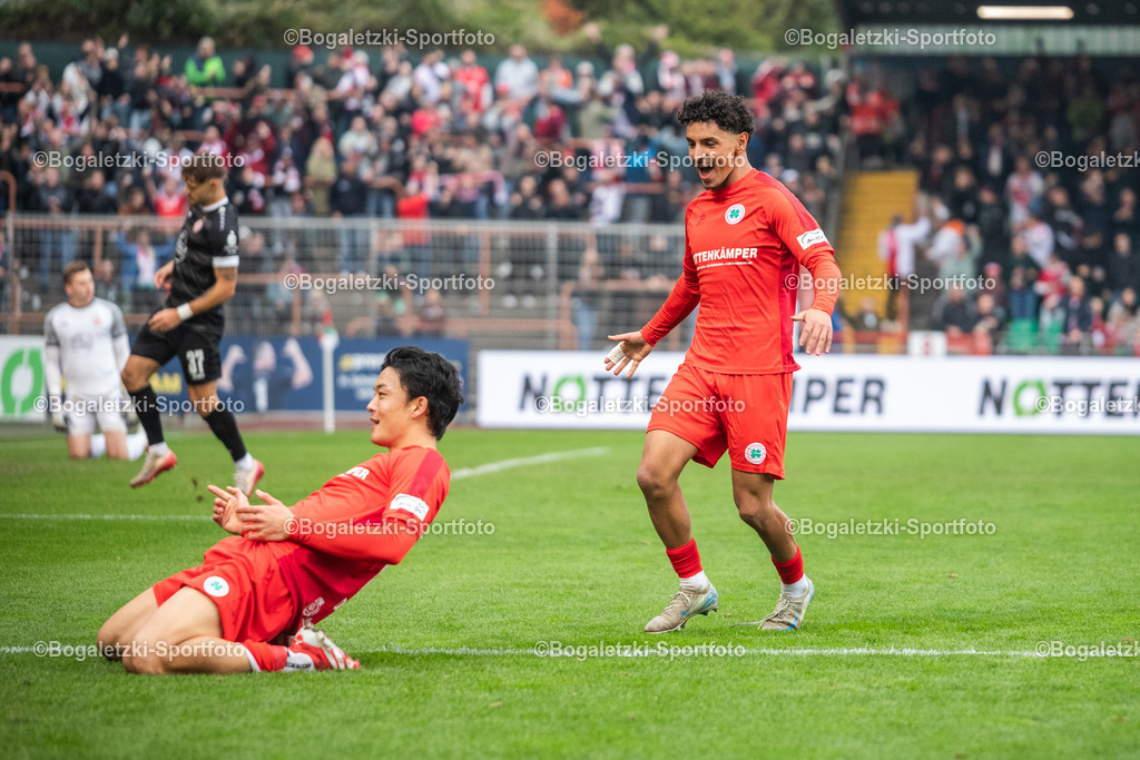 Torjubel Seok-Ju Hong | 11.10.2025, Fußball, Niederrheinpokal, Rot-Weiß Oberhausen - Rot-Weiss Essen: Seok-Ju Hong (Rot-Weiß Oberhausen #18) bejubelt seinen 3:1 Treffer ausgelassen vor der Emscherkurve (Fankurve RWO) - Realisiert mit Pictrs.com