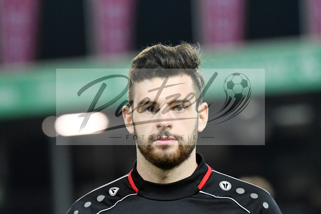 20200214_SCPFWK_0019 | Fussball, Herren: Luca Pfeiffer (FC Wuerzburger Kickers) schaut waehrend des Spiels der 3. Liga zwischen SC Preussen Muenster und FC Wuerzburger Kickers im Preussenstadion am 14.02.2020 in Muenster, Deutschland.DFB / DFL REGULATIONS PROHIBIT ANY USE OF PHOTOGRAPHS AS IMAGE SEQUENCES AND/OR QUASI-VIDEO. - Realisiert mit Pictrs.com