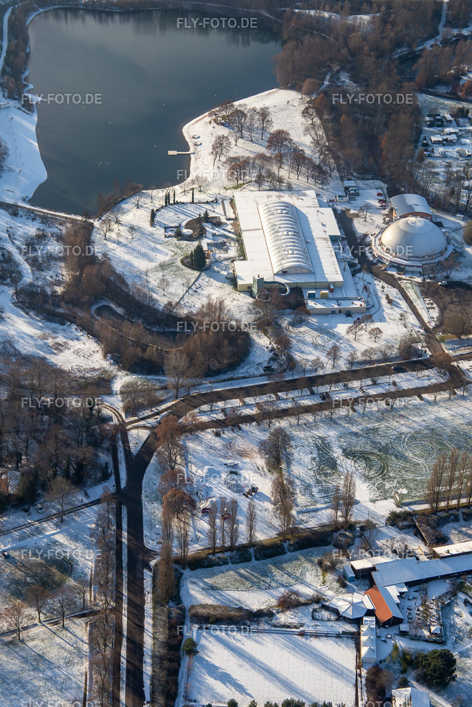 Strandbad, Dampfnudel-Halle im Winter bei Schnee | Luftbild: Strandbad, Dampfnudel-Halle im Winter bei Schnee in Rülzheim im Bundesland Rheinland-Pfalz in Deutschland. Foto: IMG_135484.jpg vom 16.12.2022 durch ©2025 Werner Riehm fly-foto.de/copyright - Realisiert mit Pictrs.com